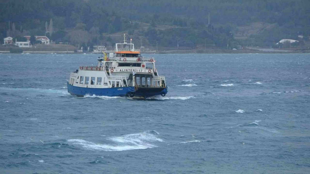 Bozcaada ve Gökçeada’ya fırtına nedeniyle tüm feribot seferleri iptal edildi