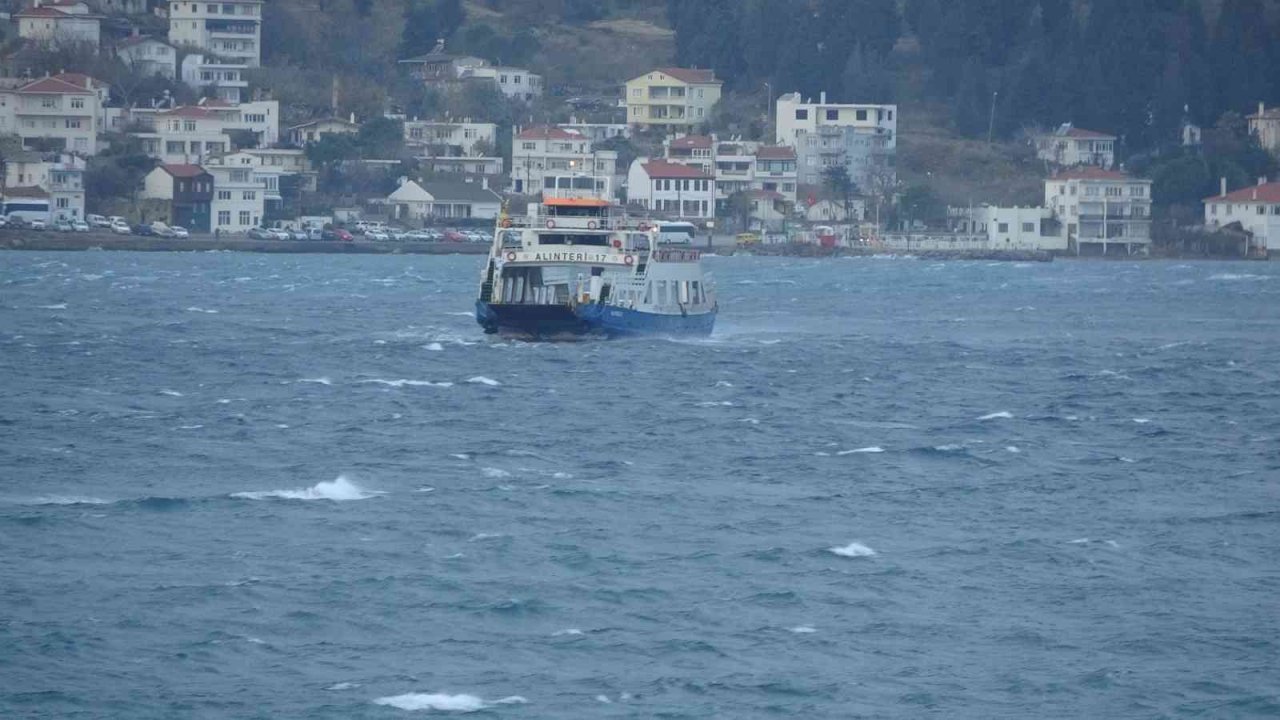 Bozcaada ve Gökçeada’ya fırtına nedeniyle tüm feribot seferleri iptal edildi