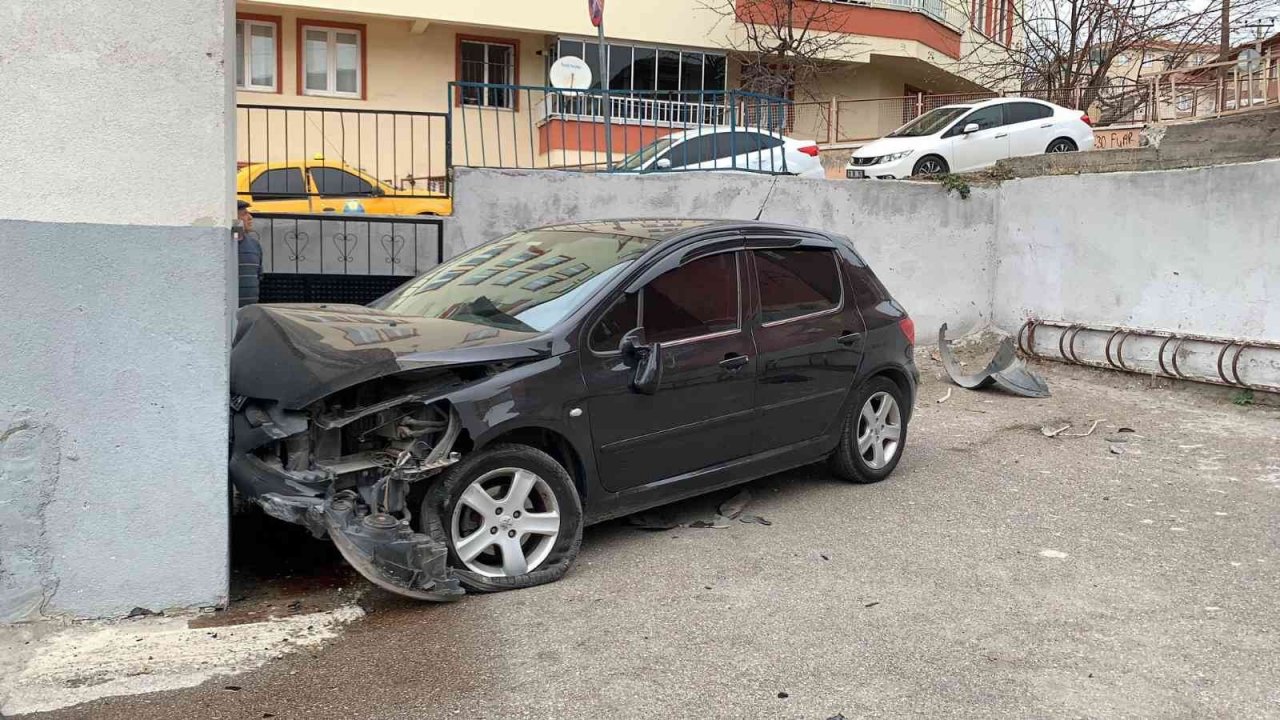 Kontrolden çıkan otomobil okul bahçesine uçtu