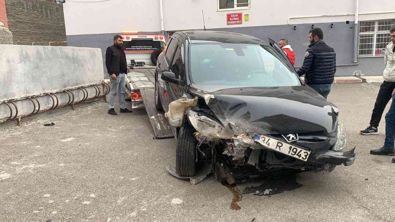 Kontrolden çıkan otomobil okul bahçesine uçtu