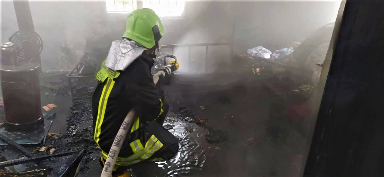 Soba bacasından çıkan yangın evi küle çevirdi