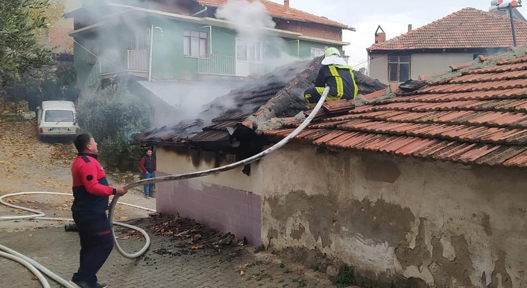 Soba bacasından çıkan yangın evi küle çevirdi