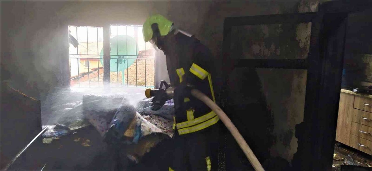 Soba bacasından çıkan yangın evi küle çevirdi