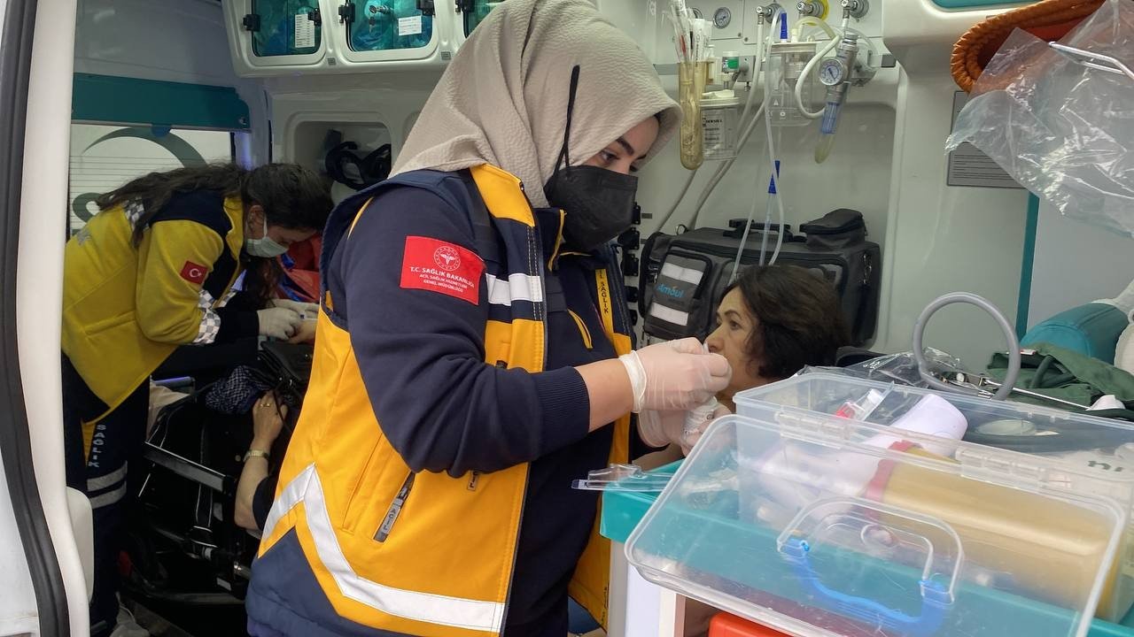 Eşeğe çarpmamak için yavaşlayan cipe otomobil çarptı: 7 yaralı