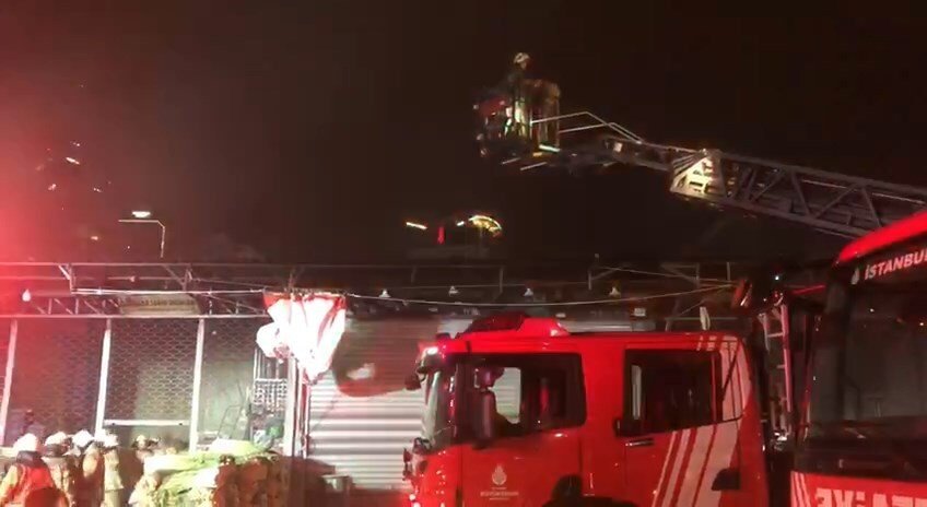 Ataşehir’de sebze ve meyve halindeki iş yerinde yangın