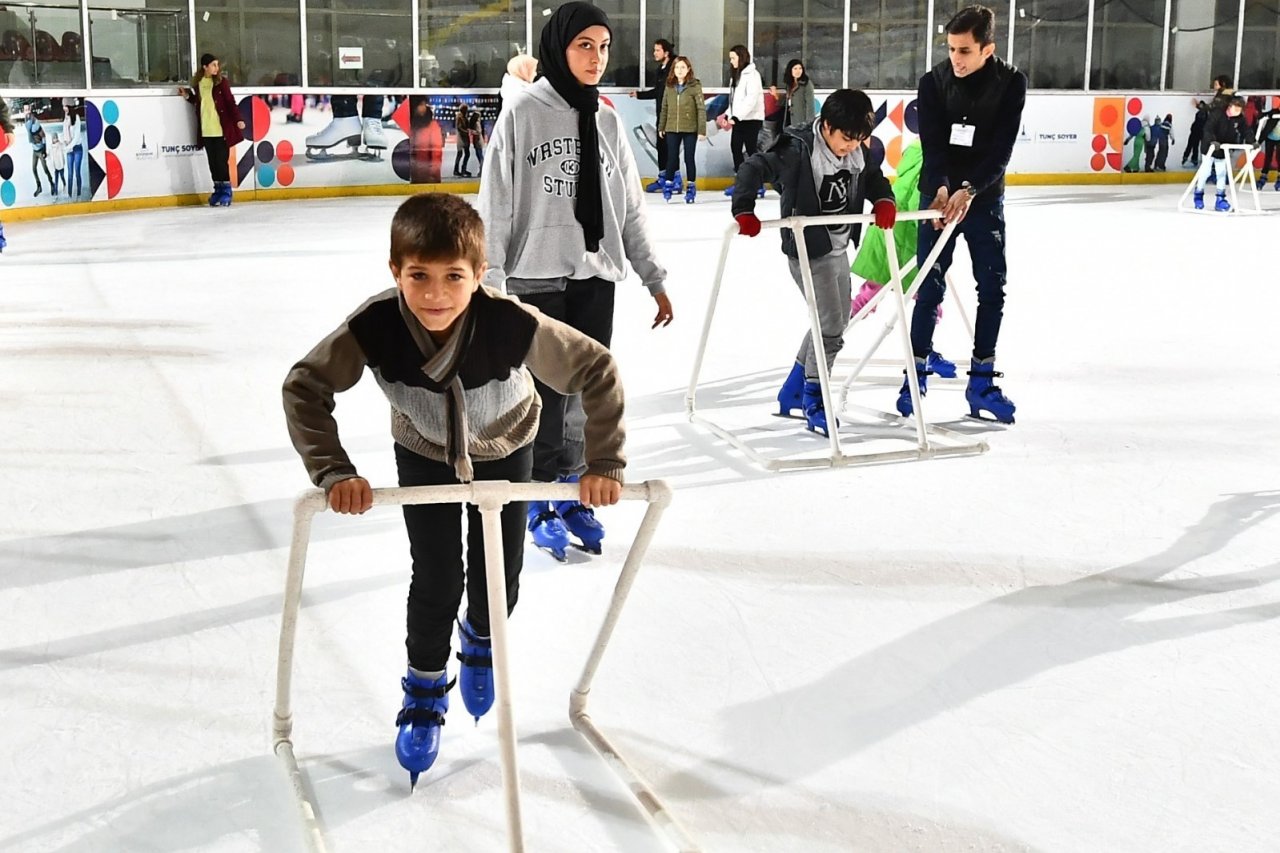 Gönüllü gençler kardeşleriyle buz pistinde buluştu