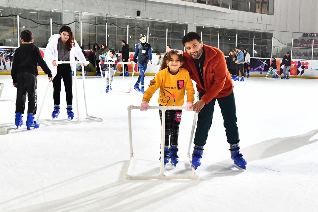 Gönüllü gençler kardeşleriyle buz pistinde buluştu