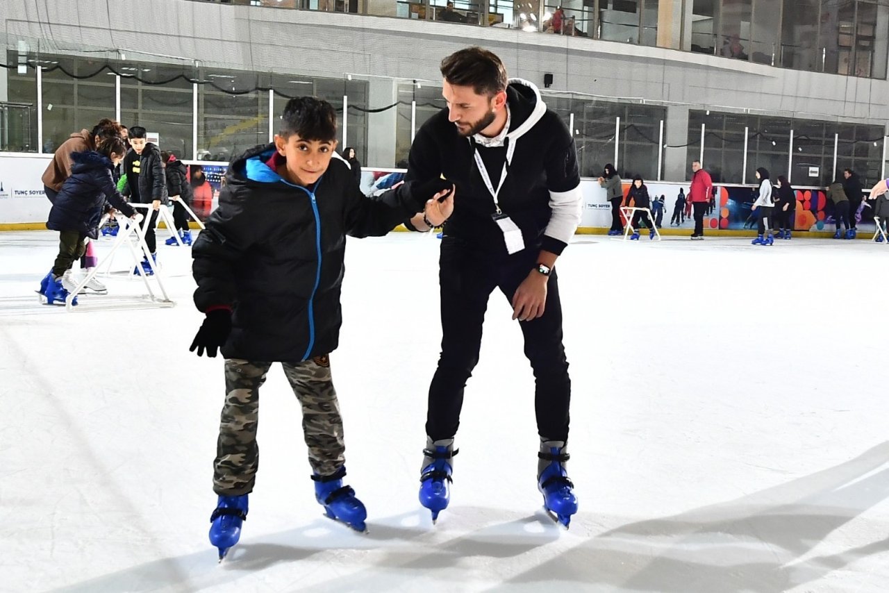 Gönüllü gençler kardeşleriyle buz pistinde buluştu