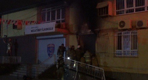 İzmir’de ilkokulda yangın büyümeden söndürüldü