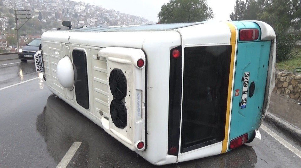 İzmir’de yolcu minibüsü devrildi