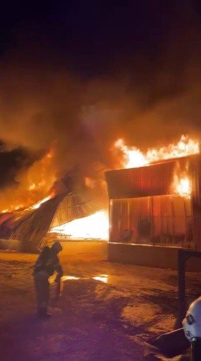 İzmir’de mobilya atölyesinde korkutan yangın