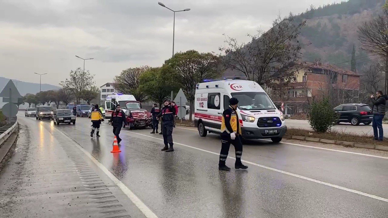 Eşeğe çarpmamak için yavaşlayan cipe otomobil çarptı: 7 yaralı