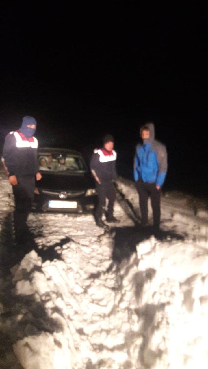 Karda mahsur kalan 4 kişi kurtarıldı