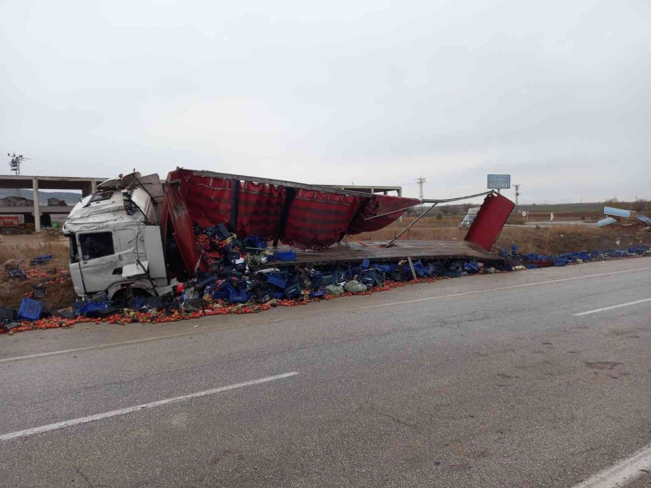 Meyve yüklü tır kaza yaptı: 1 yaralı