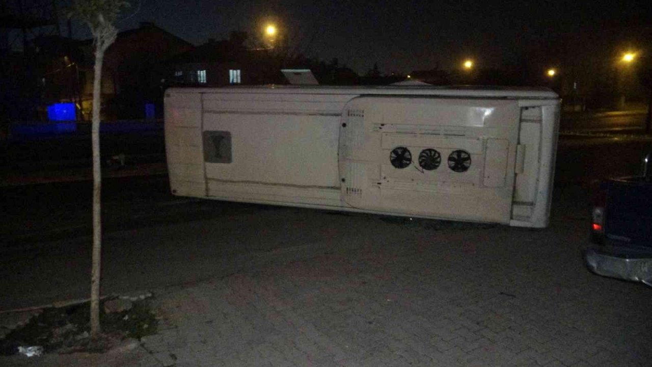 Malatya’da işçi servisi ile otomobil çarpıştı: 12 yaralı