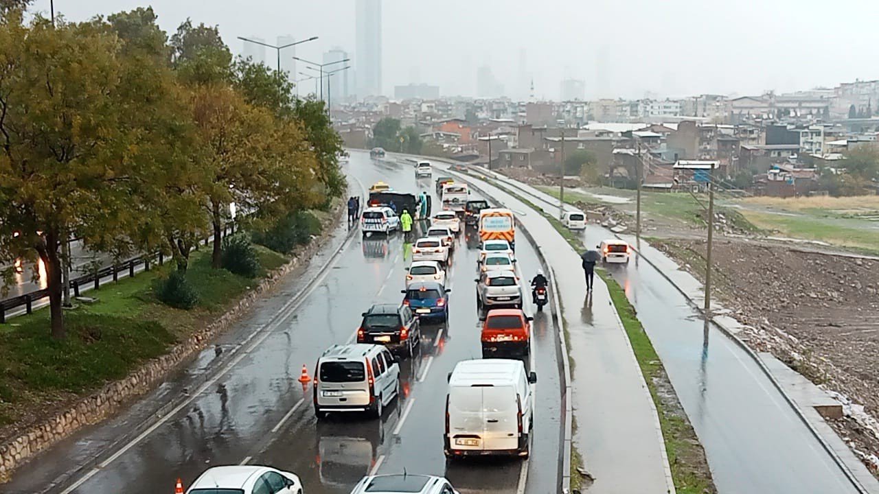 İzmir’de yolcu minibüsü devrildi