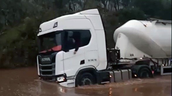 Milas’ta sağanak yağmur etkili oldu