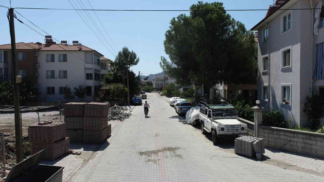 Ortaca’da yollara kilitli parke döşeniyor