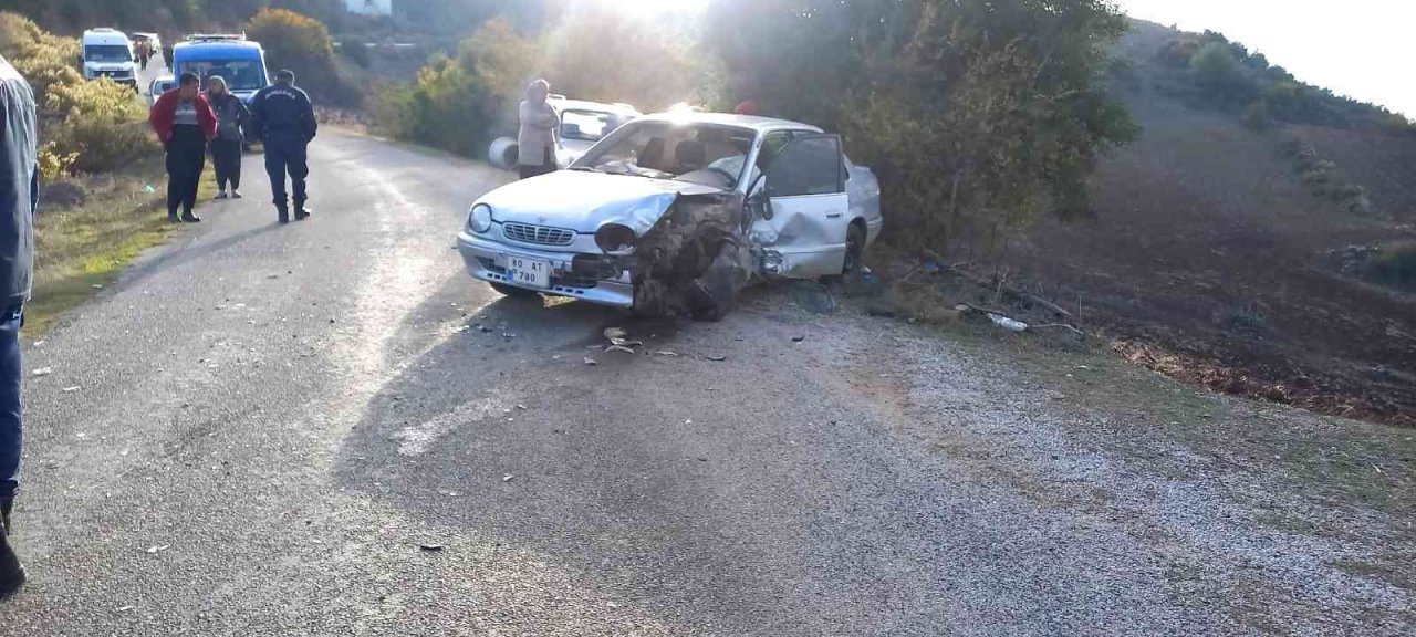 Osmaniye’de otomobil ile traktör çarpıştı sürücüler yaralandı