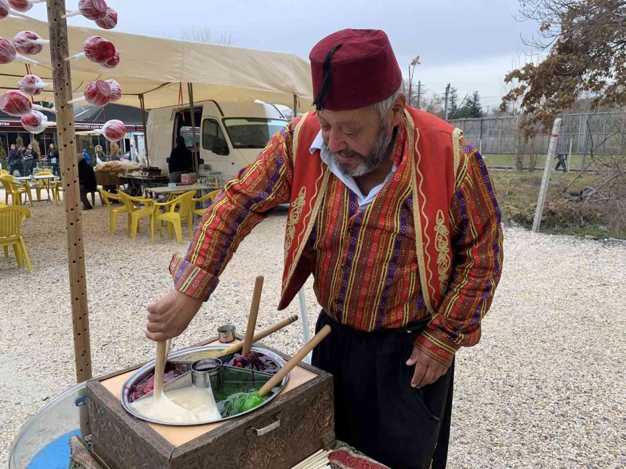 Yüzlerce antikanın arasında tarihi lezzet de ilgi görüyor