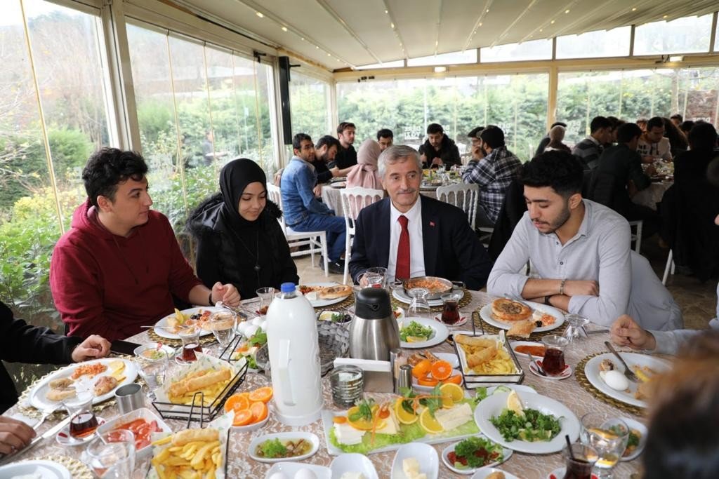 Tahmazoğlu Bursa’daki ve Konya’daki Şahinbeyli öğrencilerle bir araya geldi