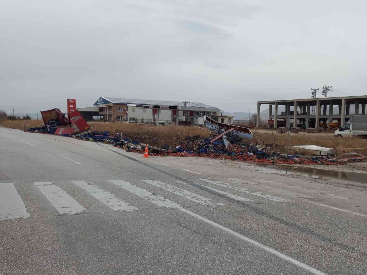 Meyve yüklü tır kaza yaptı: 1 yaralı