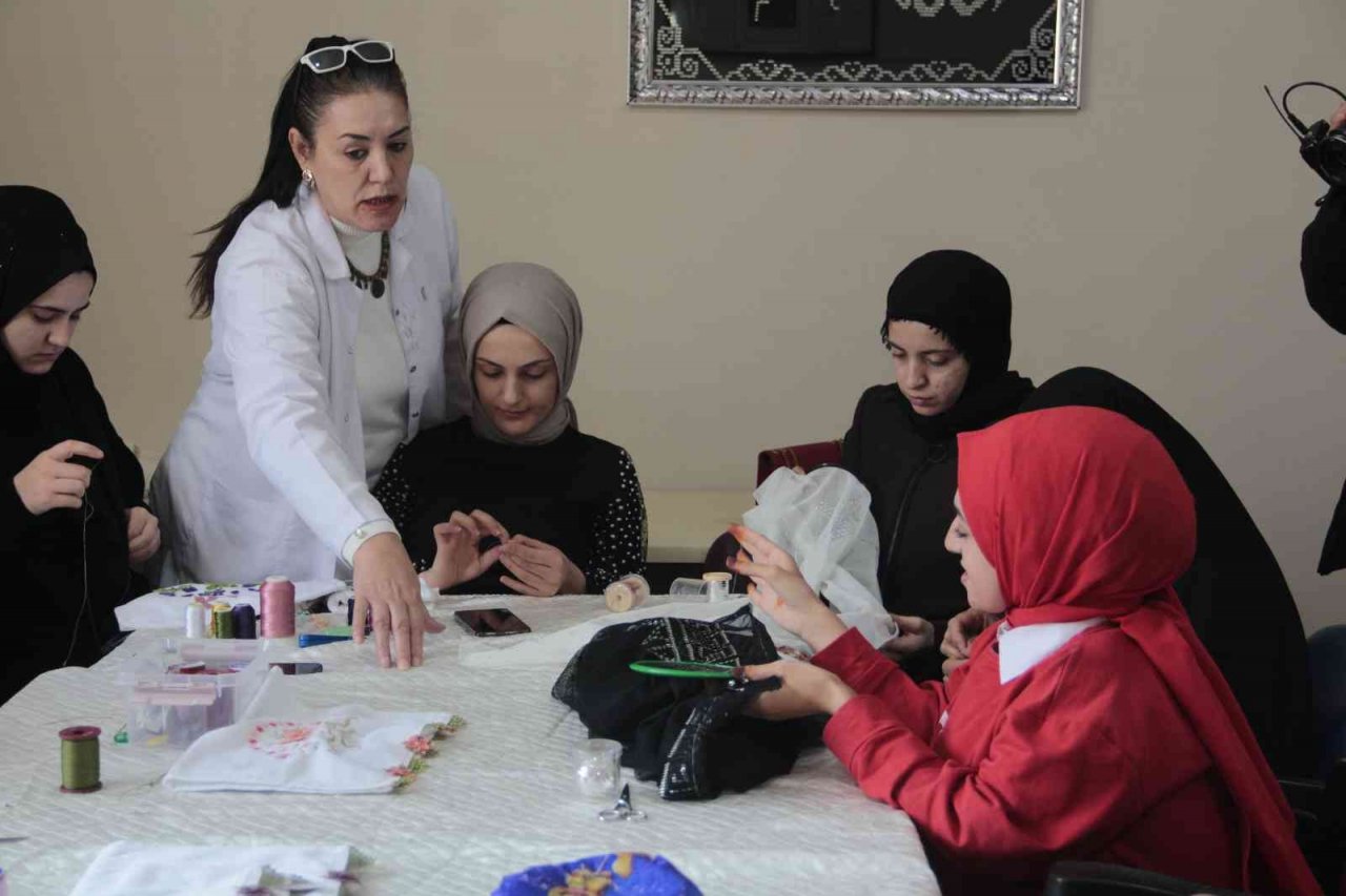 Kadınlar ilmek ilmek ev ekonomilerine katkı sağlıyor