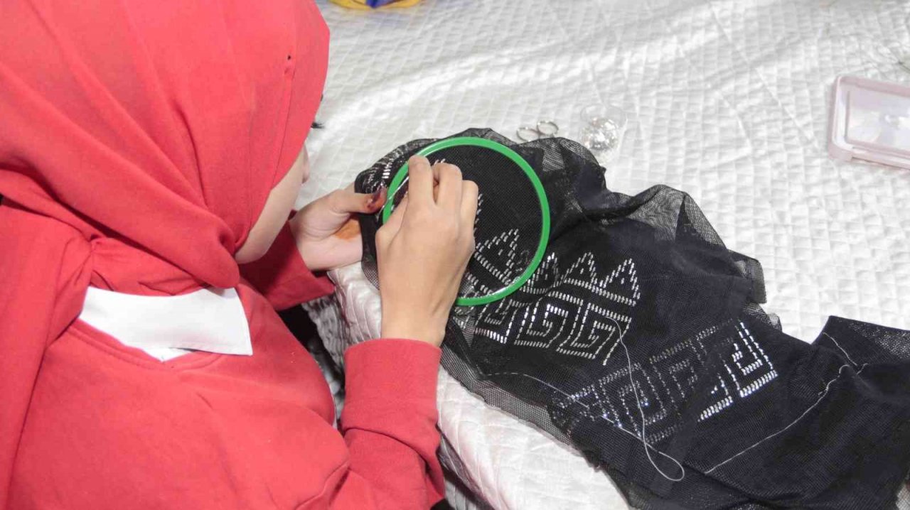 Kadınlar ilmek ilmek ev ekonomilerine katkı sağlıyor