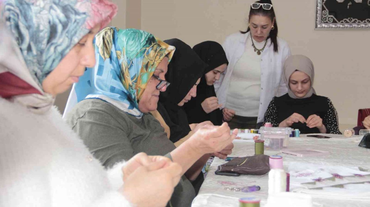 Kadınlar ilmek ilmek ev ekonomilerine katkı sağlıyor