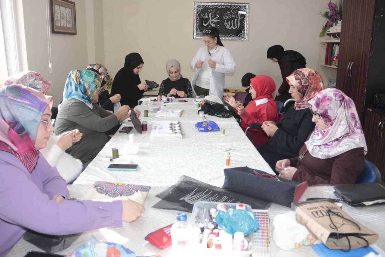 Kadınlar ilmek ilmek ev ekonomilerine katkı sağlıyor