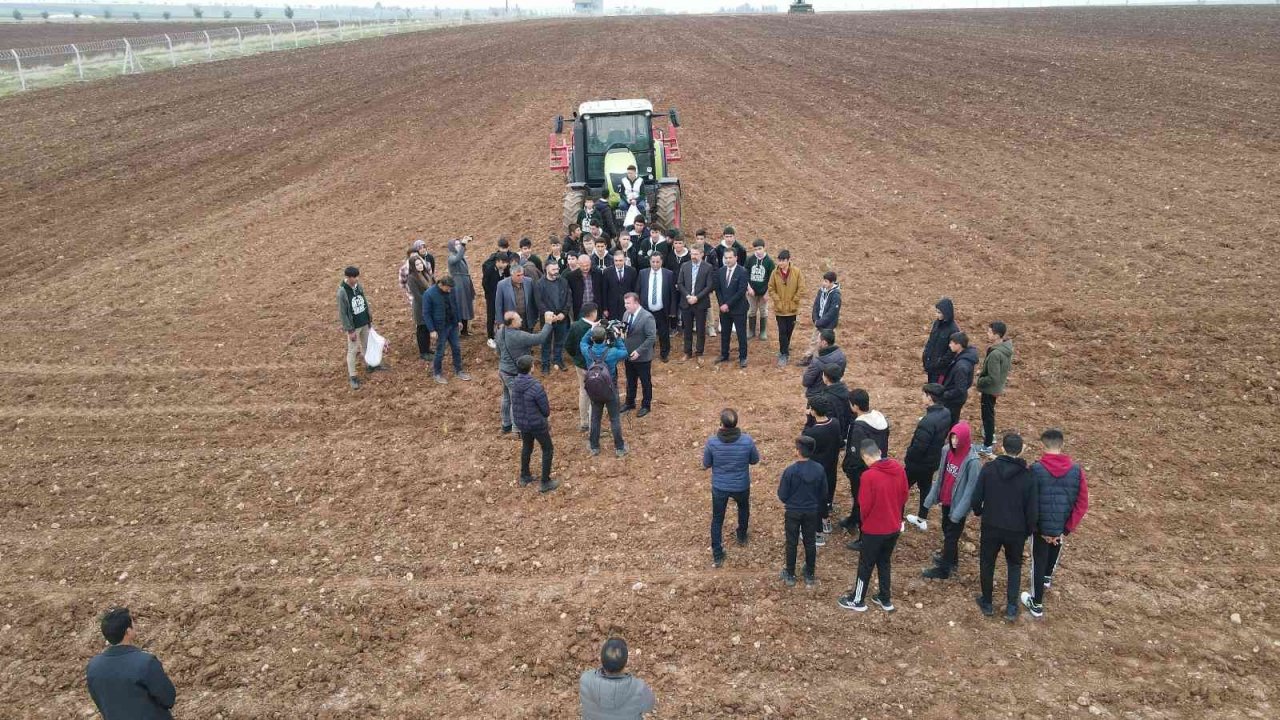 Tarım lisesi öğrencileri ilk tohumları toprağa bıraktı