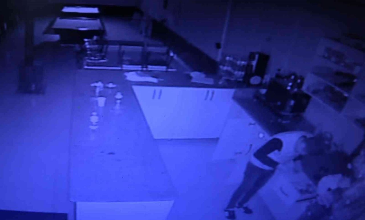 Kamerayı fark eden hırsız yüzünü şeffaf poşetle gizlemeye çalıştı