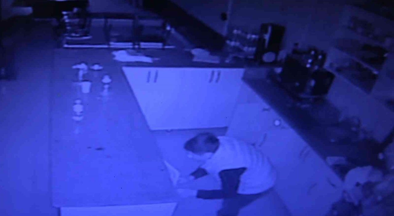 Kamerayı fark eden hırsız yüzünü şeffaf poşetle gizlemeye çalıştı