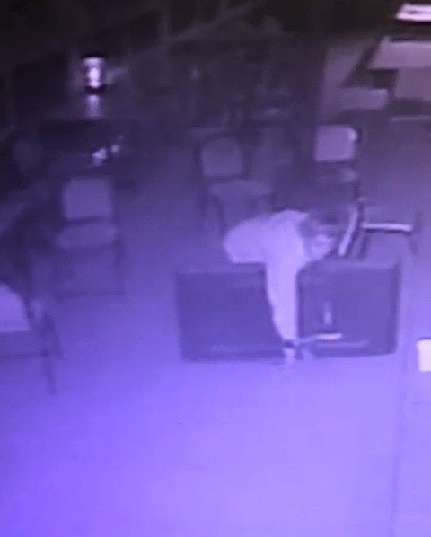 Kamerayı fark eden hırsız yüzünü şeffaf poşetle gizlemeye çalıştı