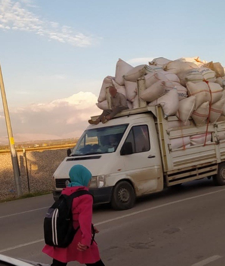 Kamyonetteki tehlikeli yolculuk yürekleri ağza getirdi
