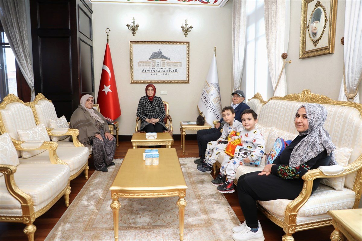 Vali Yiğitbaşı yeni hafta mesaisine şehit yakınlarını kabul ederek başladı