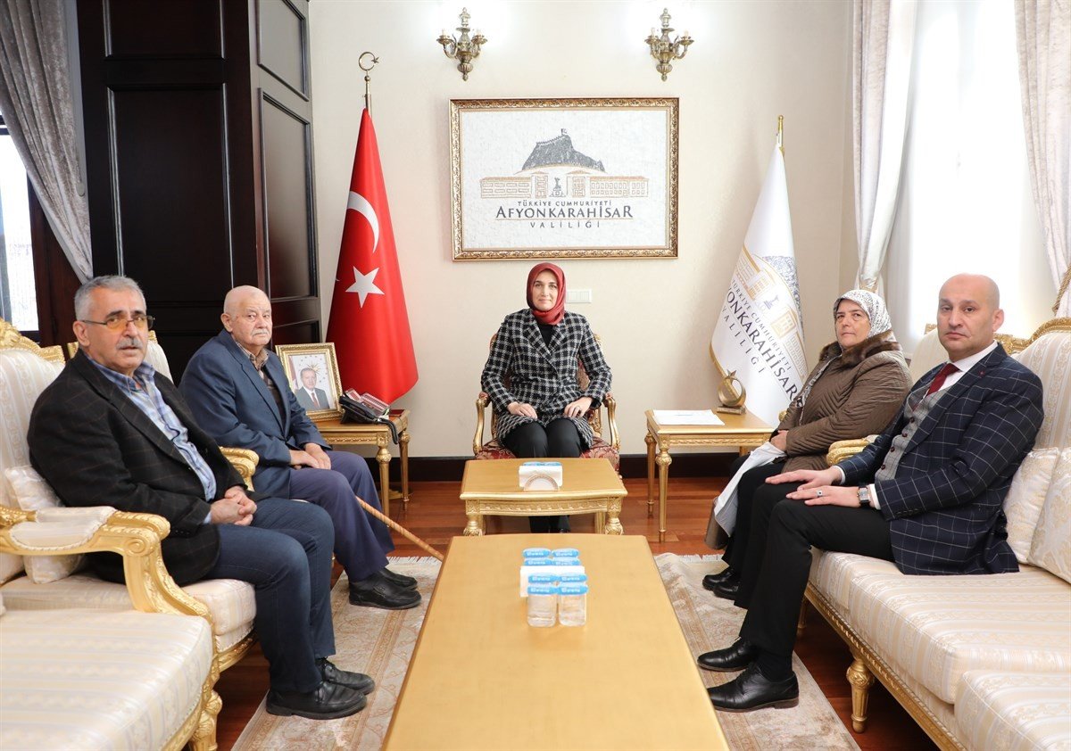 Vali Yiğitbaşı yeni hafta mesaisine şehit yakınlarını kabul ederek başladı