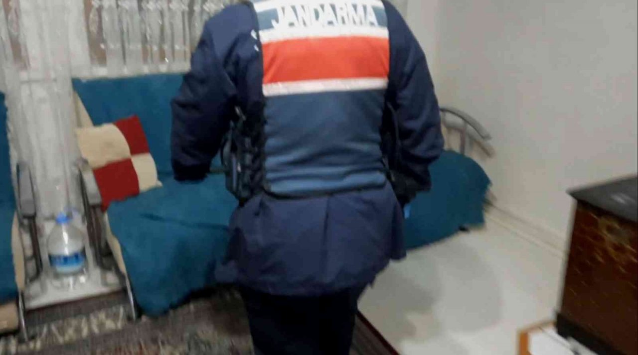 Kanepeden esrar, gardıroptan tüfek çıktı