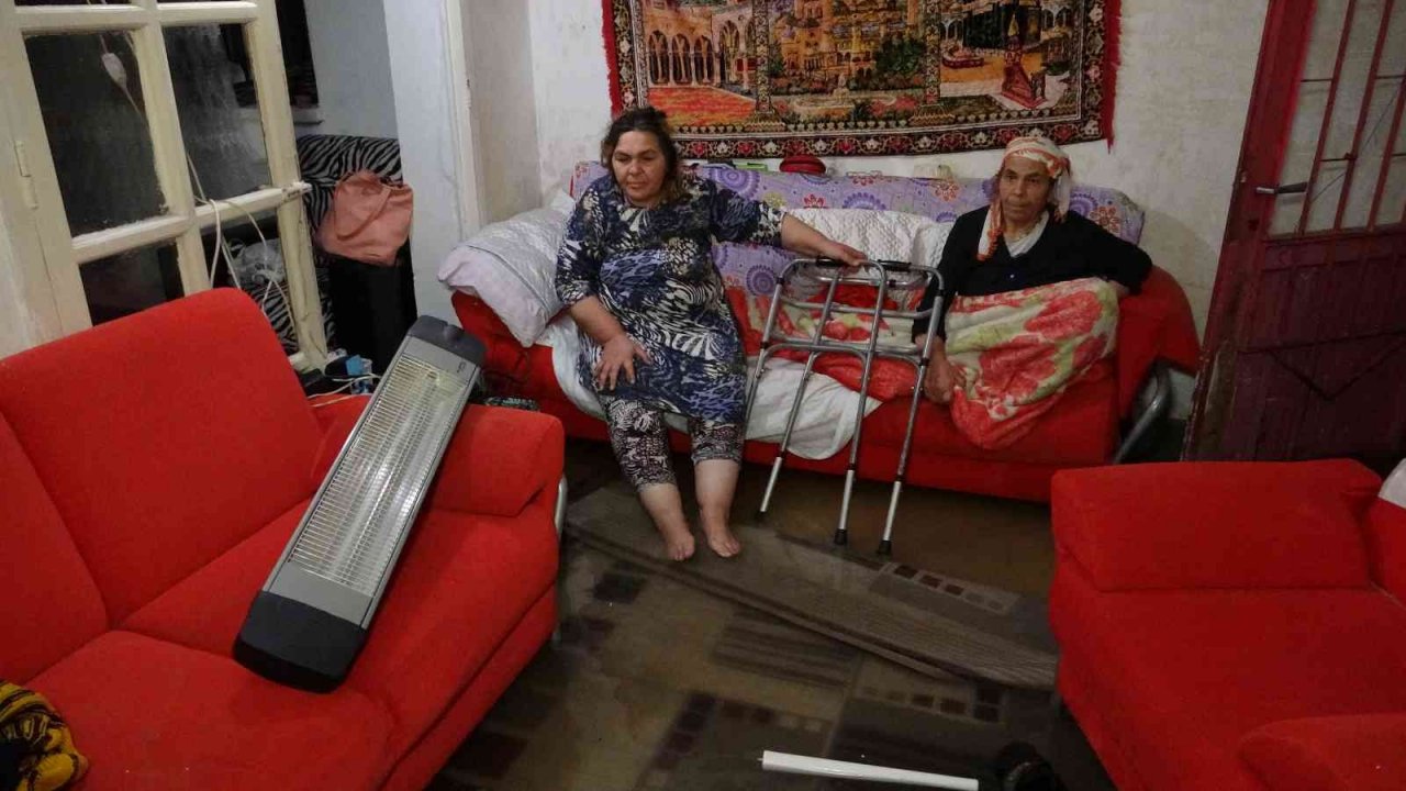 Şiddetli yağmur sebebiyle su basan evde mahsur kalan engelli kadını ve yaşlı anneyi polis kurtardı