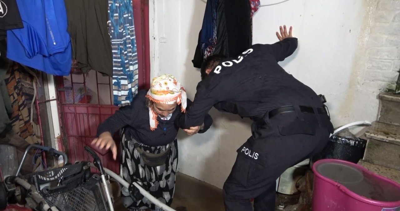 Şiddetli yağmur sebebiyle su basan evde mahsur kalan engelli kadını ve yaşlı anneyi polis kurtardı