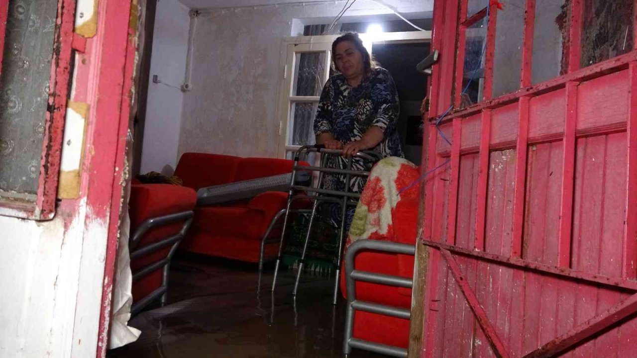 Şiddetli yağmur sebebiyle su basan evde mahsur kalan engelli kadını ve yaşlı anneyi polis kurtardı