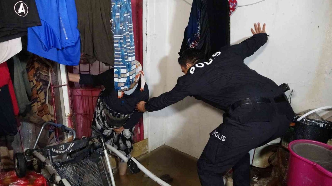 Şiddetli yağmur sebebiyle su basan evde mahsur kalan engelli kadını ve yaşlı anneyi polis kurtardı
