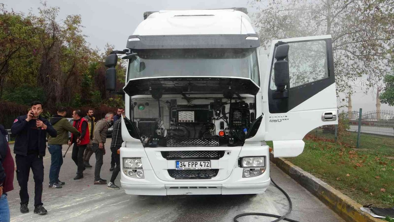 Antalya’da seyir halindeki tır, yanmaktan son anda kurtuldu