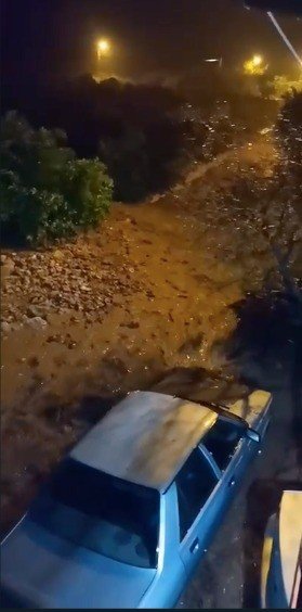 Kumluca’da sel: Evleri su bastı, araçlar zarar gördü