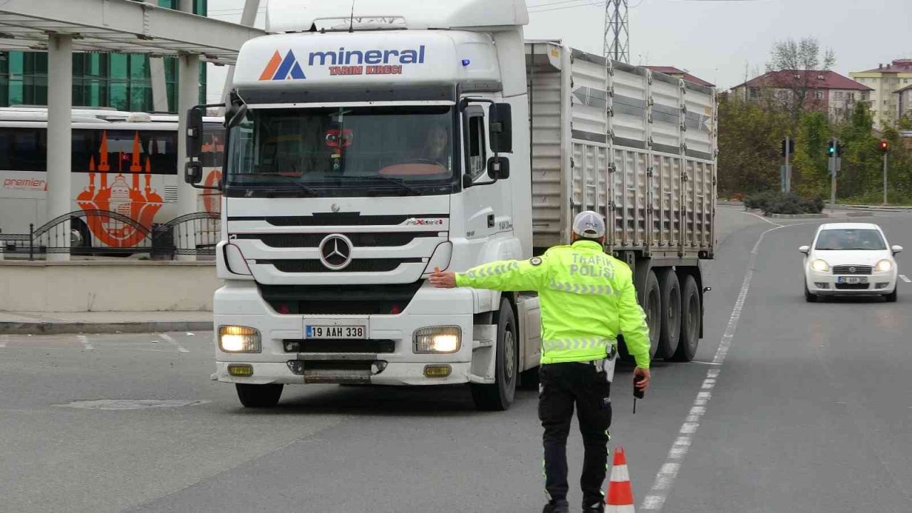 Emniyetten kış lastiği denetimi ve ‘KADES’ bilgilendirmesi