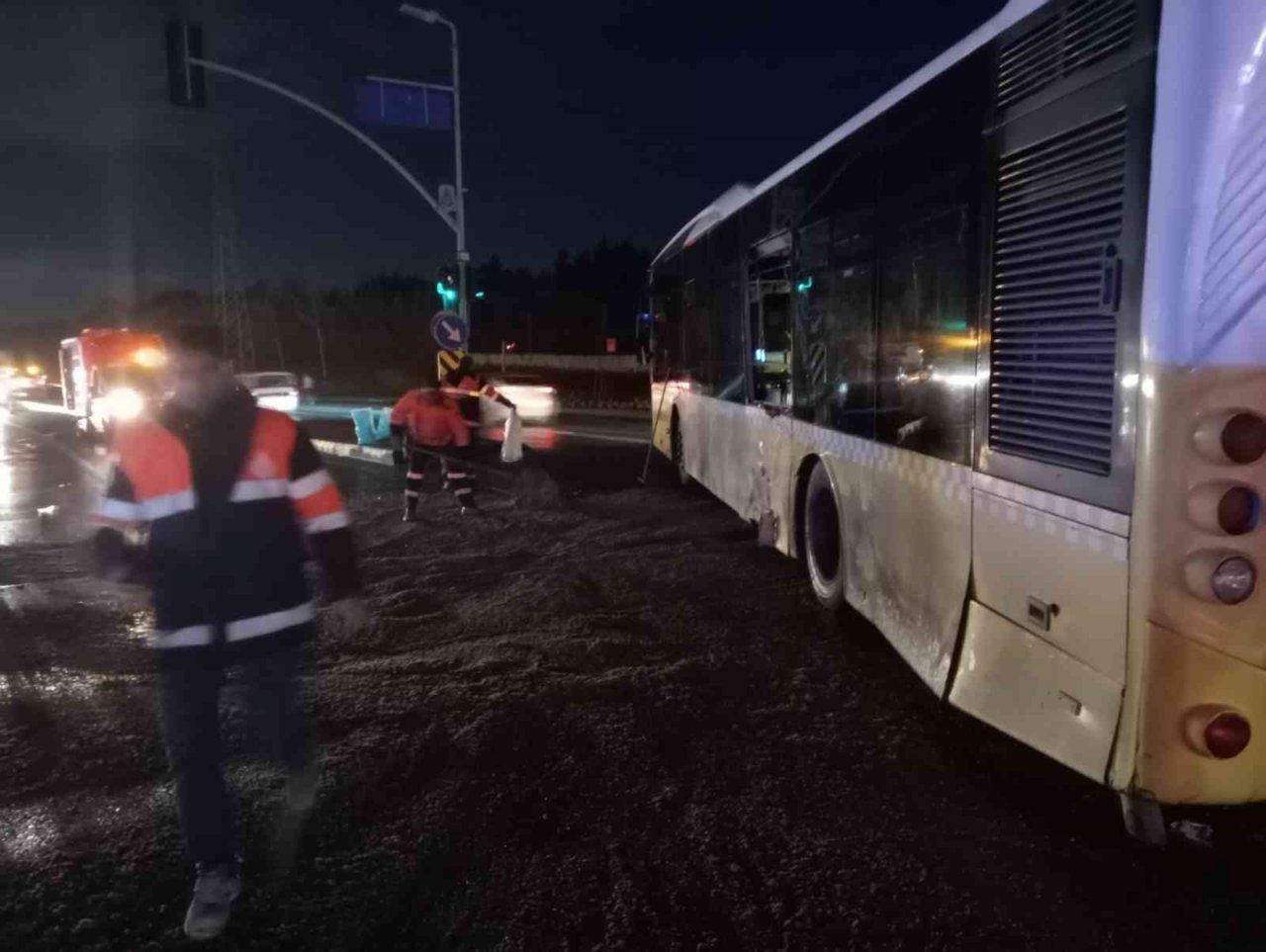 Arnavutköy’de ters şeritten yola giren İETT otobüsü kazaya neden oldu: 14 yaralı