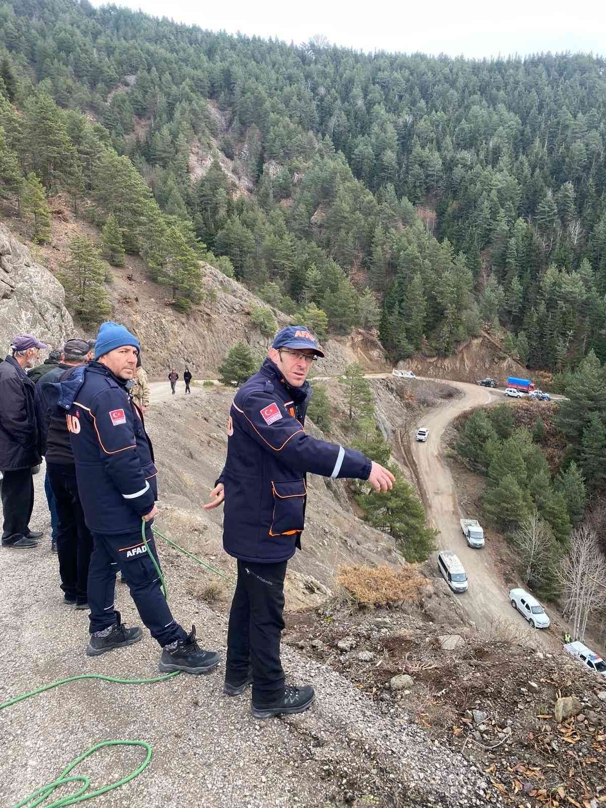 Uçuruma yuvarlanan aracın sürücüsü için arama kurtarma çalışması başlatıldı