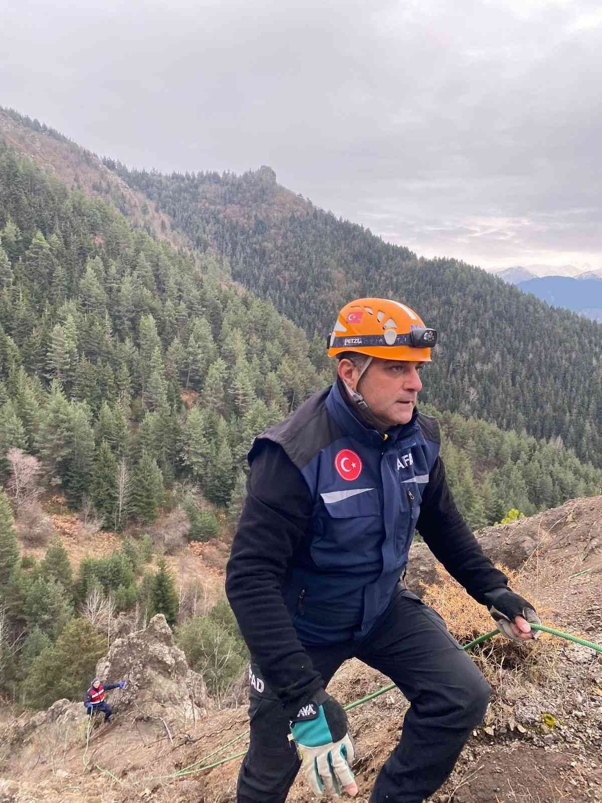 Uçuruma yuvarlanan aracın sürücüsü için arama kurtarma çalışması başlatıldı