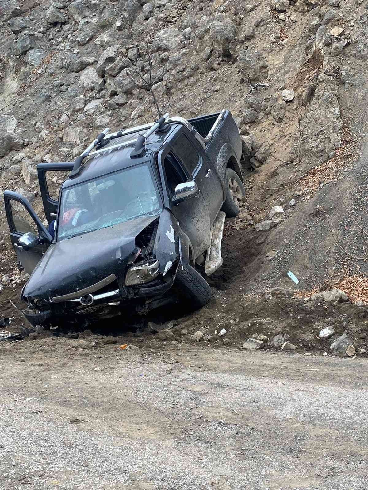 Uçuruma yuvarlanan aracın sürücüsü için arama kurtarma çalışması başlatıldı