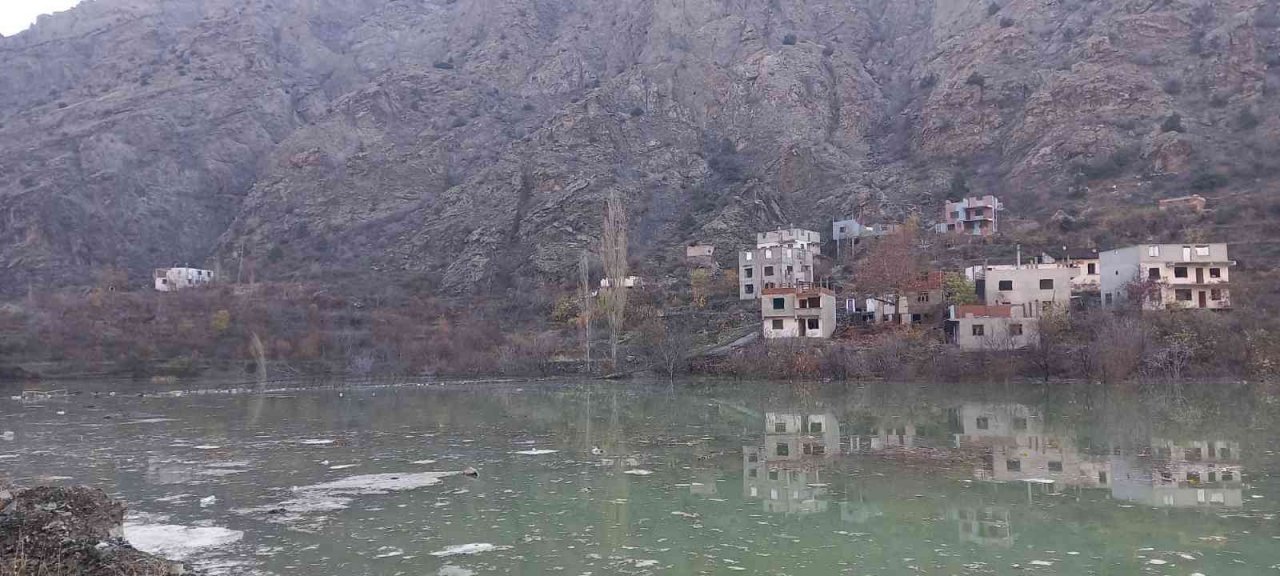 Sular altında kalmaya başlayan evlerine son kez baktılar